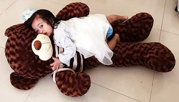 Gấu bông và em bé