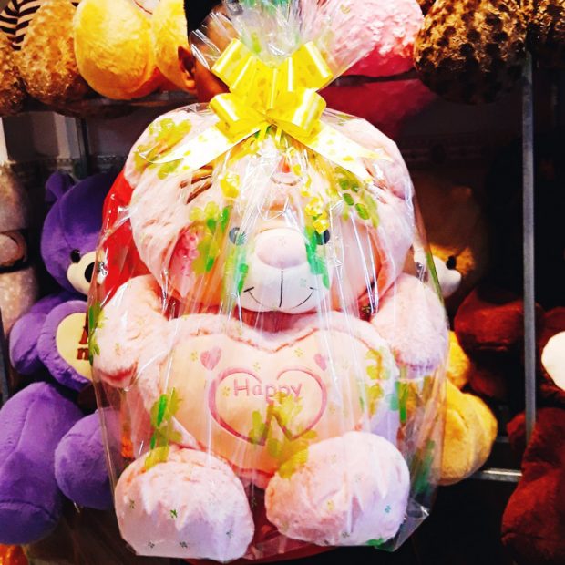 Gói quà giấy kính hoa, thắt nơ miễn phí tại Shop Gấu Ú Nu - Gấu bông Cần Thơ