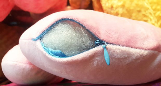 Gối này có thiết kế dây kéo phéc-mơ-tuya để dễ dàng lấy gòn ra để vệ sinh